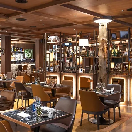 Готель Schweizerhof - A Small Luxury 4*