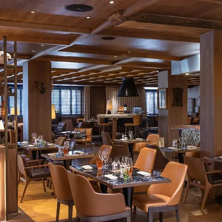 Готель Schweizerhof - A Small Luxury 4*