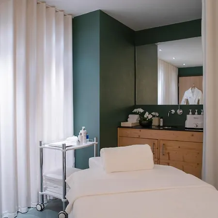 Отель Schweizerhof - A Small Luxury