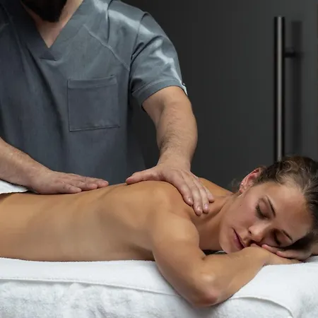 Готель Schweizerhof - A Small Luxury 4*