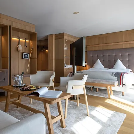 Schweizerhof - A Small Luxury زيرمات