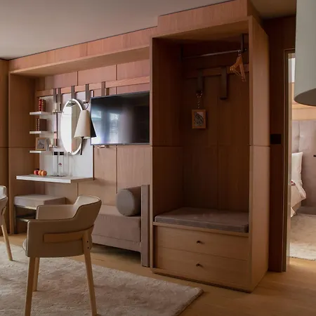 Отель Schweizerhof - A Small Luxury