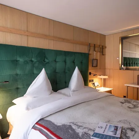 فندق Schweizerhof - A Small Luxury 4*