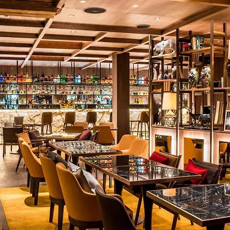 Отель Schweizerhof - A Small Luxury